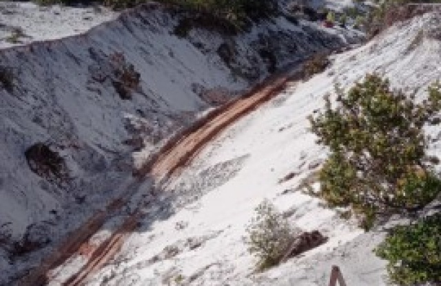 Crime ambiental: Caçambeiros continuam a extrair areia das dunas de Jauá