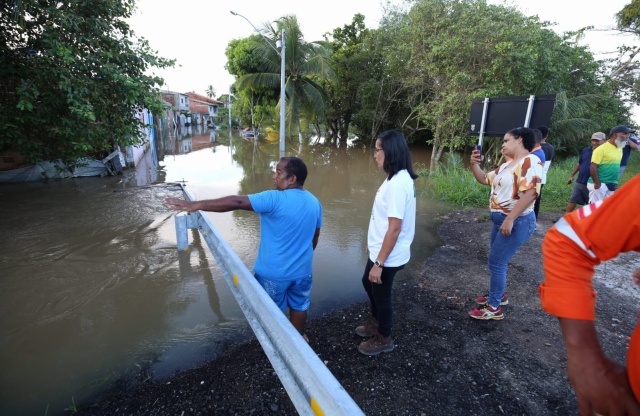 Sedes visita famílias da Costa de Camaçari afetadas pela chuva