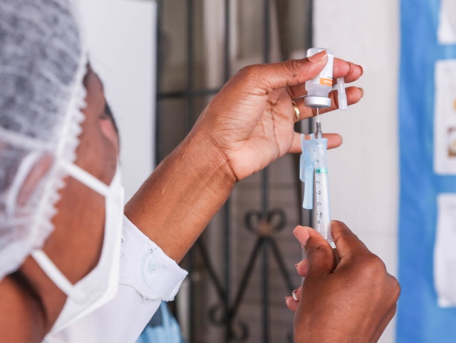 Sesau suspende aplicação de segunda dose de vacina em Camaçari
