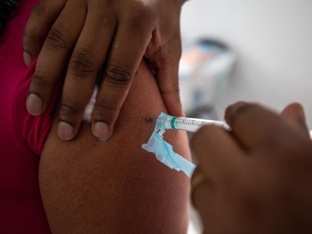 Vacinação contra Covid continua nesta segunda (27) em Camaçari para todas as doses e públicos
